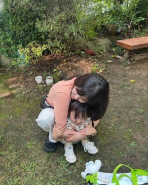 Kim Ji-eun Instagram - 모음이 모음zip.(2) [with. 연두 연두아빠] 
토, 일 9:20 @tvn_drama ❤️ #엄마친구아들