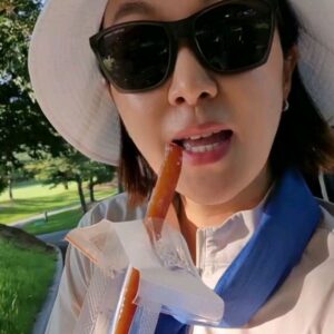 Kim Ji-hye Instagram - 다이어트 도시락
.
혜이 입시
.
10월말 자유
.
끝이 있어 다행
.
하루하루 열심히 사는 여자
.
오늘도 화이팅
.
BBQ오징어 스틱~~공구합니다
.