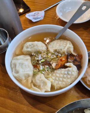 Kim Ji-hye Instagram - 어제 하루 잘~~보냈다
.
신사동 맛집
.
김포 #쇼골프 
.
