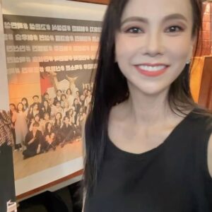 Kim Ji-woo Instagram - .
.
히잉 진짜 감동감동!!!
준상 오빠가 베르사유팀에 보내주신 커피차!!
게다가 배우들 이름 한명한명 씩 빠짐 없이 현수먹에 사진과 함께 걸어주신 따뜻한 마음까지😍😍
감사합니다 오빠😍😍😍😍
가지마 빅터~~~ 난 니가 피료해❤️❤️❤️❤️❤️
.
.