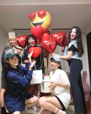 Kim Min-kyoung Instagram - 2024  내 생일을 축하해주신 모든분들 감사합니다♡
올해는 뭔가  생일이 뭐 대단한것도 아니고 그냥 지나가는 하루일뿐이다.. 생각하고 지나칠려고 했는데... 내친구들은 잊지않고 날 찾아주었고
멋진 이벤트도 준비해주었다
난 진짜 복 받은 사람이야ㅜㅜ
내가 니들이준 사랑에 비해 많이 부족하지만
아낌없이 주는 사람이 될께~
내가 열심히 살아야하는 이유가 되어버린
내친구들~~ 고마워♡♡♡♡