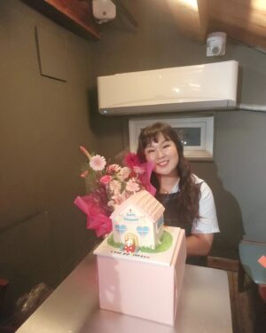 Kim Min-kyoung Instagram - 2024  내 생일을 축하해주신 모든분들 감사합니다♡
올해는 뭔가  생일이 뭐 대단한것도 아니고 그냥 지나가는 하루일뿐이다.. 생각하고 지나칠려고 했는데... 내친구들은 잊지않고 날 찾아주었고
멋진 이벤트도 준비해주었다
난 진짜 복 받은 사람이야ㅜㅜ
내가 니들이준 사랑에 비해 많이 부족하지만
아낌없이 주는 사람이 될께~
내가 열심히 살아야하는 이유가 되어버린
내친구들~~ 고마워♡♡♡♡