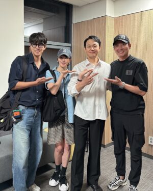 Kim Seon-a Instagram - 연극 #랑데부 #배우박성웅 👍#배우박효주👍

무대위의 두 배우는 한없이 빛이났다...🙏🎉 

큰 감동과 감명을 받고 온 연극 랑데부~~

꼭 보셔요..🙏🙏💯

ps:효주랑 랑데부챌린지 ( ✋👋)
ps:차가~~ 차가... 진짜 넘 막혔음 .. 🚘🚗🚖😅
ps:가면의여왕 팀 출동한날 (감독님은 어디에...? ㅋ)