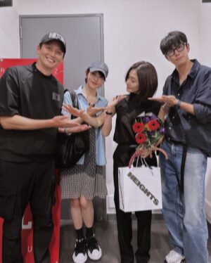 Kim Seon-a Instagram - 연극 #랑데부 #배우박성웅 👍#배우박효주👍

무대위의 두 배우는 한없이 빛이났다...🙏🎉 

큰 감동과 감명을 받고 온 연극 랑데부~~

꼭 보셔요..🙏🙏💯

ps:효주랑 랑데부챌린지 ( ✋👋)
ps:차가~~ 차가... 진짜 넘 막혔음 .. 🚘🚗🚖😅
ps:가면의여왕 팀 출동한날 (감독님은 어디에...? ㅋ)