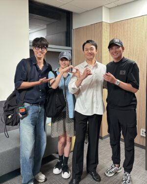 Kim Seon-a Instagram - 연극 #랑데부 #배우박성웅 👍#배우박효주👍

무대위의 두 배우는 한없이 빛이났다...🙏🎉 

큰 감동과 감명을 받고 온 연극 랑데부~~

꼭 보셔요..🙏🙏💯

ps:효주랑 랑데부챌린지 ( ✋👋)
ps:차가~~ 차가... 진짜 넘 막혔음 .. 🚘🚗🚖😅
ps:가면의여왕 팀 출동한날 (감독님은 어디에...? ㅋ)