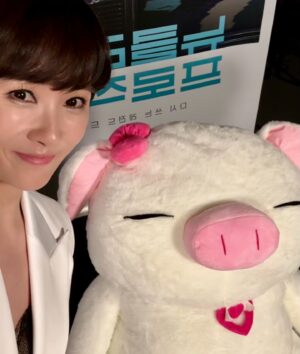 Kim Seon-a Instagram - 지금은 ..오픈런 해야하는 빵집을 하고 있다는 소문이~~^^

요즘 완판행진을 이어가고 있는 삼수니케익의
🩷김삼순대표님🩷~~ ㅋ

#patissier samsuni #파티쉐 #내이름은김삼순

✅ps:2005년 새내기 파티쉐 김삼순씨 & 2024성공한 김삼순대표 ㅋ(명mc박경림씨의 멘트를 빌어... ㅋ)