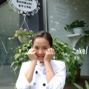 Kim Seon-a Instagram - 지금은 ..오픈런 해야하는 빵집을 하고 있다는 소문이~~^^

요즘 완판행진을 이어가고 있는 삼수니케익의
🩷김삼순대표님🩷~~ ㅋ

#patissier samsuni #파티쉐 #내이름은김삼순

✅ps:2005년 새내기 파티쉐 김삼순씨 & 2024성공한 김삼순대표 ㅋ(명mc박경림씨의 멘트를 빌어... ㅋ)