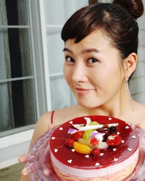 Kim Seon-a Instagram - 2024 Re-open 0906.#wavve #내이름은김삼순 #mynameiskimsamsoon 

삼순아~~ 오랫만~~🎂

뒷장은 2005년 red dress🌹🎂