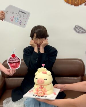 Kim Seon-a Instagram - 오랫만에 🐷삼숙이랑~~~🎂

오랫만에 ‘앙앙’포즈  만발中 🥰🤣

#samsoonisback #내이름은김삼순