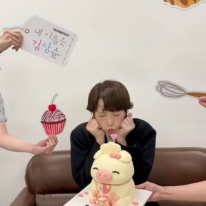 Kim Seon-a Instagram - 오랫만에 🐷삼숙이랑~~~🎂

오랫만에 ‘앙앙’포즈  만발中 🥰🤣

#samsoonisback #내이름은김삼순