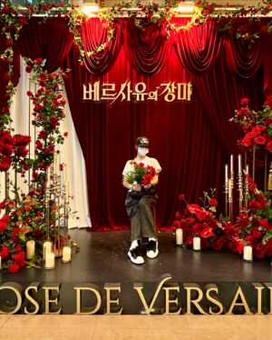 Kim Seon-a Instagram - #musical  #베르사이유의장미 #LaRoseDeVersailles #ベルサイユのばら 

어렸을때봤던 그 애니매이션이 뮤지컬 초연으로 ~~🌹

최고의cast, 연출 ,무대까지 진짜 최고最高😀
2시간이 이렇게 짧게 느껴질수도 있구나 ~~wow

매 역활 멋있고 에너지 넘쳤지만 이번 오스칼은 진짜 멋있었다 .! 옥주현씨 👍🌹🌹🌹🌹

정말  오랫만에 강추🌹🌹합니다~~