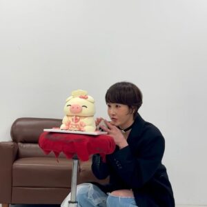 Kim Seon-a Instagram - 오랫만에 🐷삼숙이랑~~~🎂

오랫만에 ‘앙앙’포즈  만발中 🥰🤣

#samsoonisback #내이름은김삼순
