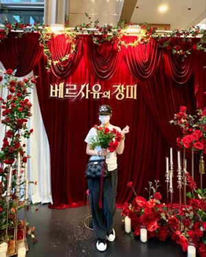 Kim Seon-a Instagram - #musical  #베르사이유의장미 #LaRoseDeVersailles #ベルサイユのばら 

어렸을때봤던 그 애니매이션이 뮤지컬 초연으로 ~~🌹

최고의cast, 연출 ,무대까지 진짜 최고最高😀
2시간이 이렇게 짧게 느껴질수도 있구나 ~~wow

매 역활 멋있고 에너지 넘쳤지만 이번 오스칼은 진짜 멋있었다 .! 옥주현씨 👍🌹🌹🌹🌹

정말  오랫만에 강추🌹🌹합니다~~