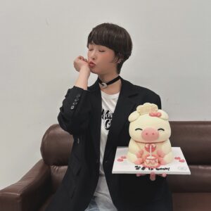 Kim Seon-a Instagram - 오랫만에 🐷삼숙이랑~~~🎂

오랫만에 ‘앙앙’포즈  만발中 🥰🤣

#samsoonisback #내이름은김삼순