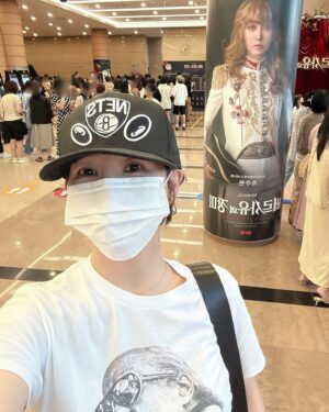 Kim Seon-a Instagram - #musical  #베르사이유의장미 #LaRoseDeVersailles #ベルサイユのばら 

어렸을때봤던 그 애니매이션이 뮤지컬 초연으로 ~~🌹

최고의cast, 연출 ,무대까지 진짜 최고最高😀
2시간이 이렇게 짧게 느껴질수도 있구나 ~~wow

매 역활 멋있고 에너지 넘쳤지만 이번 오스칼은 진짜 멋있었다 .! 옥주현씨 👍🌹🌹🌹🌹

정말  오랫만에 강추🌹🌹합니다~~