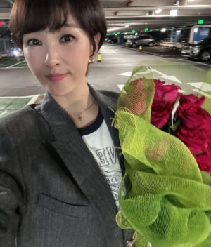 Kim Seon-a Instagram - 스페셜 팬 시사회~^^🎉🎉

함께 웃고 울었던 순간순간들을 시간이 지나 
또 다시 함께할수 추억 할수 있다는건 너무 멋진것 같아요🩷
진심으루 행복했어요^^ (너무 떨렸다는건 안비밀.😅😊🥰)
다시한번 감사드립니다🩷🎂🩷

오래오래 봐요~~ 우리🎂😍 #stayhealthy 😍

센스넘치는 짱~~#재재 님 👍👍덕분에 얼마나 웃었는지~~😆
(왜 빵터졌을까요? ㅋ)