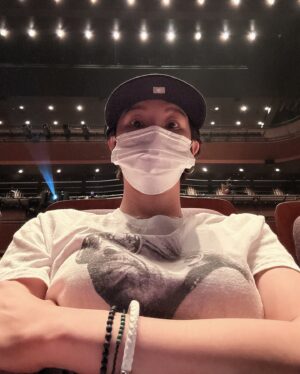 Kim Seon-a Instagram - #musical  #베르사이유의장미 #LaRoseDeVersailles #ベルサイユのばら 

어렸을때봤던 그 애니매이션이 뮤지컬 초연으로 ~~🌹

최고의cast, 연출 ,무대까지 진짜 최고最高😀
2시간이 이렇게 짧게 느껴질수도 있구나 ~~wow

매 역활 멋있고 에너지 넘쳤지만 이번 오스칼은 진짜 멋있었다 .! 옥주현씨 👍🌹🌹🌹🌹

정말  오랫만에 강추🌹🌹합니다~~