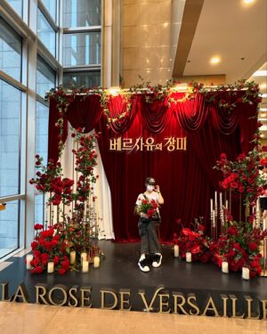 Kim Seon-a Instagram - #musical  #베르사이유의장미 #LaRoseDeVersailles #ベルサイユのばら 

어렸을때봤던 그 애니매이션이 뮤지컬 초연으로 ~~🌹

최고의cast, 연출 ,무대까지 진짜 최고最高😀
2시간이 이렇게 짧게 느껴질수도 있구나 ~~wow

매 역활 멋있고 에너지 넘쳤지만 이번 오스칼은 진짜 멋있었다 .! 옥주현씨 👍🌹🌹🌹🌹

정말  오랫만에 강추🌹🌹합니다~~