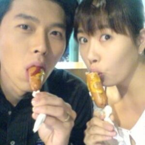 Kim Seon-a Instagram - 그 시절 ... 미니홈피에 올렸던 
2005년도 생생한 📷촬영현장사진들 셀카 설정사진들ㅋ 😊 😍🥰2024내이름은김삼순 기념~~🥰

설정샷 지이인짜~~~ 많이했었지^^ ㅋㅋ
(삼식이, 삼자, 미주.. 헨리.. 그리고 오동통삼순이.. 추억돋네🩷)
풋풋 돋아💓

‘#추억은추억일뿐 이에요‘~김삼순 🎂 
🎂Memories are just memories🎂

#2024내이름은김삼순 #감독판리마스터  #내이름은김삼순 
wavve에서 만나요~~🙏

🤣이거 못본 김슷하패밀리는  없쥬?
💓여러분은 사진마다 어떤 씬들 인지 기억나요? ㅎㅎ✅