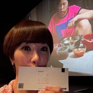 Kim Seon-a Instagram - 오랫동안  한결같이 사랑받는 작품과 캐릭터.
여전히 레전드라 불리고 ,보고싶은 드라마 1등 #내이름은김삼순

그래서 이렇게 19년만에 코멘터리까지도~~👍

이번에 아주 오랫만에 삼순이공부 (복습) 열심히 하면서
새삼 느꼈다...

‘명대사‘ 명장면’이 이토록 많은 드라마 였다니... 🙏💯💯

오늘 #wavve 에서 공개되는 #코멘터리 #2024내이름은김삼순 
많관부🙏