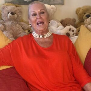 Kim Woodburn Instagram - I’m BACK!! Get your personal video greeting, via WhatsApp, at kimwoodburn.com. 💋