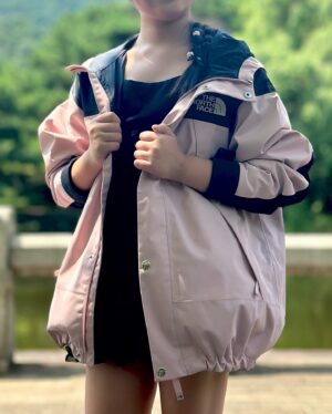 Kim Yu-ha Instagram - #광고 @thenorthfacekids_kr

노스페이스 키즈 바람막이는 기본템 아닙니까~

코디도 만능인데 방수 및 투습 기능이 뛰어난 소재의 DRYVENT 자켓으로 야외 활동에 찰떡쿵!! 비오는 날씨에도 옷 안이 젖지 않아 쾌적하고 통기성도 좋아 답답함 제로! 
여유 있는 핏이라 활동성 많은 우리 아이들에게 딱이랍니다.

밑단 스트링과 소맷단 벨크로로 핏 조절해서 좀 더 러블리한 느낌으로다가 착용했어용💗💗

📍노스페이스 키즈 마운틴 자켓 / 페일 핑크 컬러 

#노스페이스 #노스페이스키즈 #키즈마운틴자켓 #키즈바람막이 #남아바람막이 #여아바람막이 #키즈바람막이추천 #주니어바람막이 #키즈자켓 #간절기바람막이 #키즈가을자켓 #남아바람막이추천 #여아바람막이추천 #키즈코디 #키즈룩 #키즈옷 #키즈스타일 #키즈코디 #키즈데일리룩 #키즈패션 #새학기코디 #초등학생옷 #초등학생패션 #주니어옷#키즈브랜드