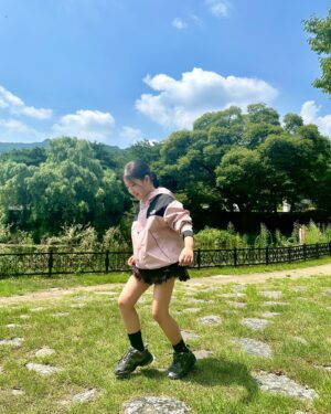 Kim Yu-ha Instagram - #광고 @thenorthfacekids_kr

노스페이스 키즈 바람막이는 기본템 아닙니까~

코디도 만능인데 방수 및 투습 기능이 뛰어난 소재의 DRYVENT 자켓으로 야외 활동에 찰떡쿵!! 비오는 날씨에도 옷 안이 젖지 않아 쾌적하고 통기성도 좋아 답답함 제로! 
여유 있는 핏이라 활동성 많은 우리 아이들에게 딱이랍니다.

밑단 스트링과 소맷단 벨크로로 핏 조절해서 좀 더 러블리한 느낌으로다가 착용했어용💗💗

📍노스페이스 키즈 마운틴 자켓 / 페일 핑크 컬러 

#노스페이스 #노스페이스키즈 #키즈마운틴자켓 #키즈바람막이 #남아바람막이 #여아바람막이 #키즈바람막이추천 #주니어바람막이 #키즈자켓 #간절기바람막이 #키즈가을자켓 #남아바람막이추천 #여아바람막이추천 #키즈코디 #키즈룩 #키즈옷 #키즈스타일 #키즈코디 #키즈데일리룩 #키즈패션 #새학기코디 #초등학생옷 #초등학생패션 #주니어옷#키즈브랜드