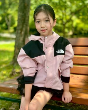 Kim Yu-ha Instagram - #광고 @thenorthfacekids_kr

노스페이스 키즈 바람막이는 기본템 아닙니까~

코디도 만능인데 방수 및 투습 기능이 뛰어난 소재의 DRYVENT 자켓으로 야외 활동에 찰떡쿵!! 비오는 날씨에도 옷 안이 젖지 않아 쾌적하고 통기성도 좋아 답답함 제로! 
여유 있는 핏이라 활동성 많은 우리 아이들에게 딱이랍니다.

밑단 스트링과 소맷단 벨크로로 핏 조절해서 좀 더 러블리한 느낌으로다가 착용했어용💗💗

📍노스페이스 키즈 마운틴 자켓 / 페일 핑크 컬러 

#노스페이스 #노스페이스키즈 #키즈마운틴자켓 #키즈바람막이 #남아바람막이 #여아바람막이 #키즈바람막이추천 #주니어바람막이 #키즈자켓 #간절기바람막이 #키즈가을자켓 #남아바람막이추천 #여아바람막이추천 #키즈코디 #키즈룩 #키즈옷 #키즈스타일 #키즈코디 #키즈데일리룩 #키즈패션 #새학기코디 #초등학생옷 #초등학생패션 #주니어옷#키즈브랜드