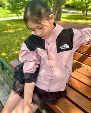 Kim Yu-ha Instagram - #광고 @thenorthfacekids_kr

노스페이스 키즈 바람막이는 기본템 아닙니까~

코디도 만능인데 방수 및 투습 기능이 뛰어난 소재의 DRYVENT 자켓으로 야외 활동에 찰떡쿵!! 비오는 날씨에도 옷 안이 젖지 않아 쾌적하고 통기성도 좋아 답답함 제로! 
여유 있는 핏이라 활동성 많은 우리 아이들에게 딱이랍니다.

밑단 스트링과 소맷단 벨크로로 핏 조절해서 좀 더 러블리한 느낌으로다가 착용했어용💗💗

📍노스페이스 키즈 마운틴 자켓 / 페일 핑크 컬러 

#노스페이스 #노스페이스키즈 #키즈마운틴자켓 #키즈바람막이 #남아바람막이 #여아바람막이 #키즈바람막이추천 #주니어바람막이 #키즈자켓 #간절기바람막이 #키즈가을자켓 #남아바람막이추천 #여아바람막이추천 #키즈코디 #키즈룩 #키즈옷 #키즈스타일 #키즈코디 #키즈데일리룩 #키즈패션 #새학기코디 #초등학생옷 #초등학생패션 #주니어옷#키즈브랜드