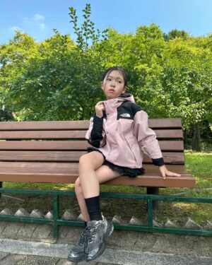 Kim Yu-ha Instagram - #광고 @thenorthfacekids_kr

노스페이스 키즈 바람막이는 기본템 아닙니까~

코디도 만능인데 방수 및 투습 기능이 뛰어난 소재의 DRYVENT 자켓으로 야외 활동에 찰떡쿵!! 비오는 날씨에도 옷 안이 젖지 않아 쾌적하고 통기성도 좋아 답답함 제로! 
여유 있는 핏이라 활동성 많은 우리 아이들에게 딱이랍니다.

밑단 스트링과 소맷단 벨크로로 핏 조절해서 좀 더 러블리한 느낌으로다가 착용했어용💗💗

📍노스페이스 키즈 마운틴 자켓 / 페일 핑크 컬러 

#노스페이스 #노스페이스키즈 #키즈마운틴자켓 #키즈바람막이 #남아바람막이 #여아바람막이 #키즈바람막이추천 #주니어바람막이 #키즈자켓 #간절기바람막이 #키즈가을자켓 #남아바람막이추천 #여아바람막이추천 #키즈코디 #키즈룩 #키즈옷 #키즈스타일 #키즈코디 #키즈데일리룩 #키즈패션 #새학기코디 #초등학생옷 #초등학생패션 #주니어옷#키즈브랜드