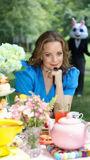 Kimberly Williams-Paisley Instagram - SOUND UP. I’m louder now but I still appreciate silence, and I adore great listeners. ✌🏻😊❤️

“If you talk all the time, you’ll never hear what anyone else has to say. And therefore all you’ll have to talk about is your own conversation.” -Alan Watts 

Photos from another fun shoot (pre-surgery) from the creative mind of @lauragodwinland (wardrobe by @jenniferkempwardrobe hair by @annawilliamshair )

Sending love and gratitude to you all today. 🙏🏻🙏🏻🙏🏻✨✨✨ #tuesdaytip