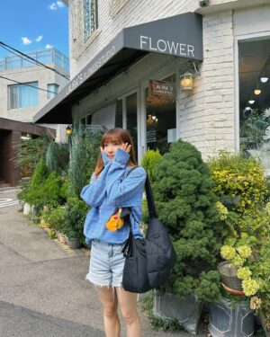 Kira Chan Instagram - 果然都係女仔影相出色📸
多謝我既韓國之友帶我去食好野
買家品🛋️🪑🧺💝
參觀完 @oyantsui 既屋企
真係嘆為觀止🥰
又要準備搵間大啲嘅屋啦😂😂😂
See you in Hong Kong or USA my friend 🫶🏻