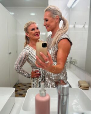 Kirsi Alm-Siira Instagram - Sain ihanat synttärijuhlat. Kiitos niiden järjestelystä @gittakruusaa Kaikki oli 💎 Ja superkiitos illan puhenaiselle @mervikallio