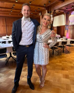 Kirsi Alm-Siira Instagram - Sain ihanat synttärijuhlat. Kiitos niiden järjestelystä @gittakruusaa Kaikki oli 💎 Ja superkiitos illan puhenaiselle @mervikallio