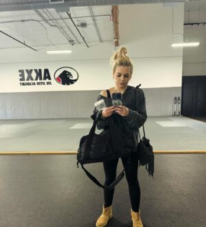 Kirsten Storms Instagram - Proverbial gym pic. #iearnedthatsweat @akxeacademy (oh and I am completely obsessed with the purse I made. @bernatyarn PLEASE don’t discontinue the Plush yarn 🙏🏼 @yarnspirations)
