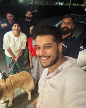 Kirti Kulhari Instagram - ~ Ganpati Bappa Morya ~

“mere ghar aayi ek nanhi pari“ . Welcomed this cutie pie of a car @mgmotorin #mgcomet to my world and trust me it’s the most adorable thing . I managed to not only find the smallest car in the country, it’s also an #ev ( electric vehicle ) . And I truly truly love it ❤️
Of course , my current family was around me (my boys - Hope & Spirit, the man handling it all - @imitrayan , my caretaker - Sangeeta and my driver - Durgesh ) . And thank you Ajay and Sushant from #MG team for a very warm handing over experience. 

P.S - the cake was delicious 😍