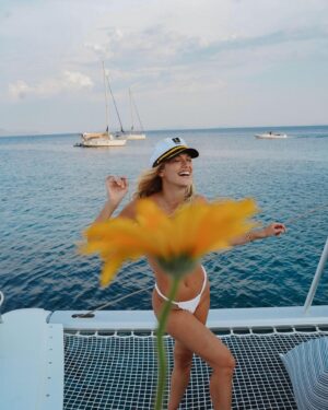 Klelia Andriolatou Instagram - Catch me by the sea 🌼
#sailing
