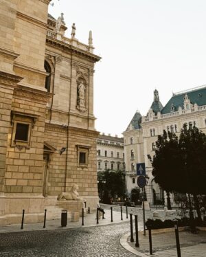 Klelia Andriolatou Instagram - Filming in breathtaking Budapest 🇭🇺 @maestroinblue.tvseries 
Ps: yes, I miss you already •