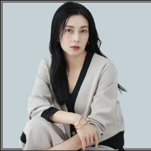 Ko Shibasaki Instagram - 【キービジュアル第2弾🧳】
　MES VACANCES 新ライン “VOYAGE”
＼ 　　　　　KV第2弾公開　　　　　　／　　

本日よりMES VACANCES公式サイトにて
ブランドディレクター 柴咲コウ の新KVを公開！

詳細は @mes_vacances_official
プロフィールリンクよりご覧ください🌿

#MESVACANCES #ミヴァコンス #旅するように暮らす
#VOYAGE #24AW #24FW
#柴咲コウ #koshibasaki