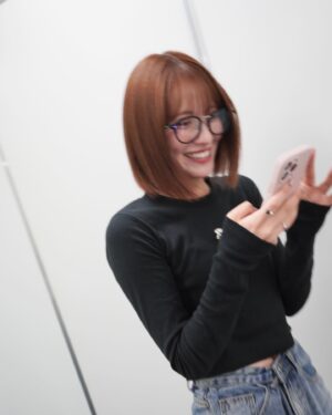 Kojima Karin Instagram - ピンマイクと開きっぱの鞄が気になりますが…🫠
⁡
⁡
#RINNU AW新作のクロップドロンT🏷
シンプルに1枚で着るのはもちろん、
着回ししやすいワンポイントデザインでおすすめ!!
⁡
⁡
#ロンT #クロップド #クロップドロンT 
#moussy #ボブ #ボブヘアー
