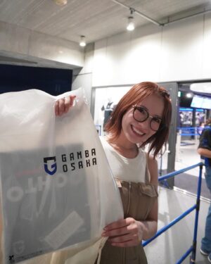 Kojima Karin Instagram - #ガンバ大阪
フェス終わり速攻で大阪に戻って… 
浦和戦行ってきましたーーーっ!!🔵⚫️
⁡
くぅーーーー😭
悔しい結果にはなったけど、現地で見る楽しさを改めて感じた日でした!!楽しかったーっ!!
⁡
久しぶりの現地観戦は、サッカー好きな父と弟が埼玉から来てくれて、初めて一緒にサッカー観戦が出来ました!! 
⁡
欲しかったグッズもゲットできて、
すっかり青黒に染まってましたよ〜😂
⁡
#ガンバ大阪 #サッカー観戦