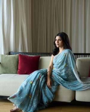 Konkona Sen Sharma Instagram - Hyderabad Blues! 💙
So happy to be back in this city, even if for a day’s work with @salesforce talking about women’s empowerment. Thank you @blackhattalent 

Styled by @damini_styles
Wearing: @nadiyapaar via @tanngcommunications
Jewellery: @sangeetaboochra
@aquamarine_jewellery
Bag: @chamarstudio 
Makeup: @sandysartistry
Hair: @hairbyrajabali
Images: @kannasrihari