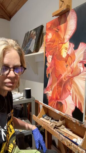 Kristin Bauer Instagram - I’ve done my best to capture the beauty of the #gladiolus and retain their 3D luminescence. Thank you nature! Now you can live in peoples homes and remind them of the power of the great mystery we are all connected to.
#art #painting #oilpainting #flowers #motherearth #nature