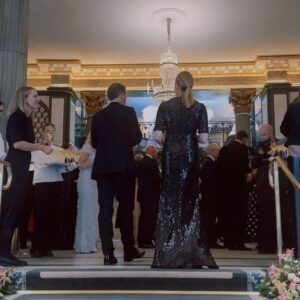 Kristina Petrushina Instagram - Låt inte skenet bedra. Det ÄR skönare med Adidasbyxor och raggsockor. Men vankas det kalas får man faktiskt kamma till sig! 

Hipp hurra för er @grandhotelstockholm!
@bindefeldkommunikation 🫶🎈
