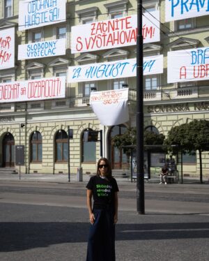 Kristína Svarinská Instagram - Umenie je slobodné. Nepodlieha žiadnym dogmám, svetonázorom, politike, diskriminovaniu, nenávisti, zlu a hlúposti. Vyjadruje sa slobodne, rôznorodo, s láskou, ale aj hnevom. Nesie v sebe širokú škálu prostriedkov a emócií. Tak ako život. Nikto si nechceme nechať cenzúrovať život, teda ja rozhodne nie. Kultúra je to, čo definuje národ, formuje nás a naše hodnoty. Nie vlajka vyvesená na budove vypovedá o našej kultúrnosti. Ale to ako sa jeden k druhému správame, ako vieme spolu komunikovať, rešpektovať sa a počúvať sa.A dnes je najvyšší čas nahlas povedať , že kultúra má byť otvorená a žiadna iná. @sng_slobodna a žiadna iná. SND slobodné a žiadne iné.

Podporu občianskej iniciatíve @otvorena_kultura môžete vyjadriť aj kúpou tohto trička na @kompotsk a na linku kompot.sk/sng🫧

Pravda a láska zvíťazí🤍

#slobodnánárodnágaléria #slobodnénárodnédivadlo #otvorenákultúra #neverímže35rokovodrevolúcie #sng  #snd