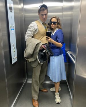Kristína Svarinská Instagram - Čo viac dodať. Môj seriálový parťák do slnka aj do dažďa. Do mrznúcich exteriérov, ale aj prehriatych ateliérov. Gentleman so zamatovým hlasom a vyčesanou ofinkou, čo zmizla v sekunde, keď si si tak rád znovu nasadil svoju šiltovku. Svojou dobrotou, priateľstvom, talentom, profesionalitou a vždy dobrou náladou si roztopil Bratislavu. Ďakujem ti @marek_rozkos  za úžasné mesiace plné radosti a emócií, ktoré sme si na sete vymieňali. Je dar robiť prácu, ktorá ma baví. Ale ešte väčší dar, je robiť ju s ľudmi ako si ty🤍 

📺 Dunaj, k vašim službám na @tvmarkizaofficial 

#dunaj #tvseries #friendshipontheset #tvmarkizaofficial #klara&petersadventures #westillhere #grateful