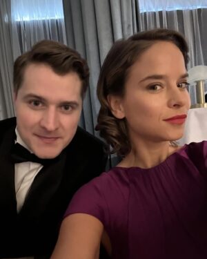 Kristína Svarinská Instagram - Čo viac dodať. Môj seriálový parťák do slnka aj do dažďa. Do mrznúcich exteriérov, ale aj prehriatych ateliérov. Gentleman so zamatovým hlasom a vyčesanou ofinkou, čo zmizla v sekunde, keď si si tak rád znovu nasadil svoju šiltovku. Svojou dobrotou, priateľstvom, talentom, profesionalitou a vždy dobrou náladou si roztopil Bratislavu. Ďakujem ti @marek_rozkos  za úžasné mesiace plné radosti a emócií, ktoré sme si na sete vymieňali. Je dar robiť prácu, ktorá ma baví. Ale ešte väčší dar, je robiť ju s ľudmi ako si ty🤍 

📺 Dunaj, k vašim službám na @tvmarkizaofficial 

#dunaj #tvseries #friendshipontheset #tvmarkizaofficial #klara&petersadventures #westillhere #grateful