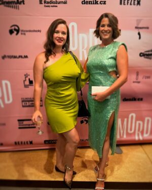 Kristýna Leichtová Instagram - Vzpomínka na jednu moc krásnou premiéru s hvězdou 🌟 @pavlina.balner 
#mordfilm @cinemart_filmy 
#actorslife #kristynaleichtova 
@artagent.cz