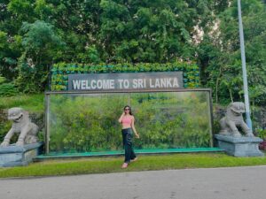 Kriti verma Instagram - Baby is back to Srilanka 🧿♥️✈️
Don’t miss the last slide. Never seen such a complete rainbow in my life ever ♥️🌈
Mom went straight to my hoarding at the airport and kept on posing😂😂♥️♥️

#kriti #kritiverma #srilanka #show #showtime #dance #bigboss #salman #motherdaughter #jaimatadi 🙏🏻