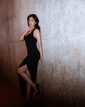 Kritika Kamra Instagram - ☕️🖤

Makeup: @miimoglam 
Hair: @little_hair_poetry 
Dress: @normakamali
Jewelry: @ayanasilverjewellery
Heels: @louboutinworld 
Styled by @humairalakdawala 
Photos : @dinesh_ahuja 
Managed by @divijakrishnaswami